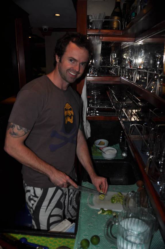 O Rafa preparando caipirinha para os russos, na Ilha de Darwin, em Galápagos